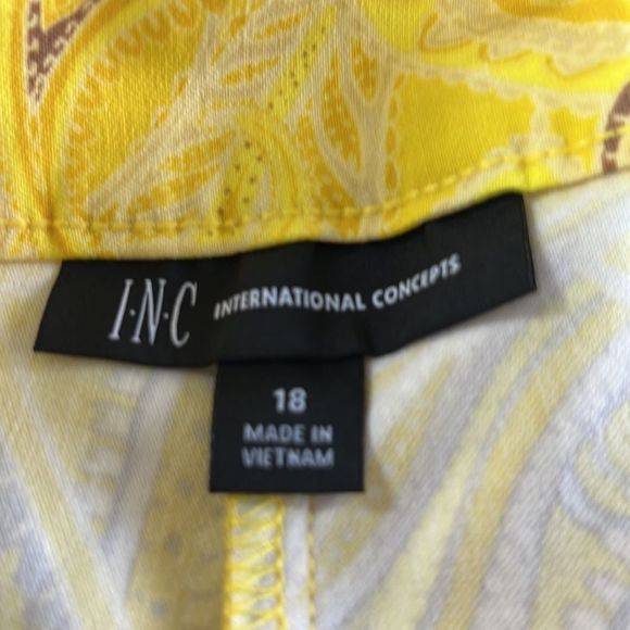 Inc Paisley Stretch Shorts 18 NWT - Picture 6 of 7